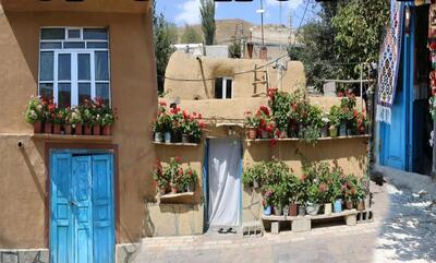 زیباترین روستای ایران با خانه های کاهگلی و درب های آبی!