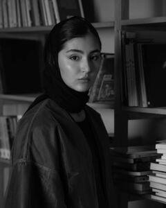 عکس/ ژست هنری شکوفه سریال وحشی در یک کتابخانه | اقتصاد24