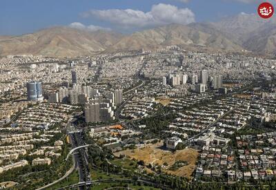 عکس/ سر و وضع ناجور یک دختر با لنگ حمام در وسط خیابانهای تهران