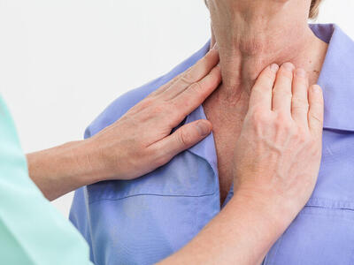 علائم کم‌کاری یا پرکاری تیروئید چیست؟