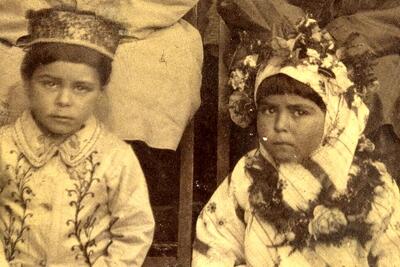 سفر به تاریخ؛ کودکان اشراف‌ زادۀ عهد قاجار در کنار «غلام‌بچۀ سیاهپوست‌ شان»