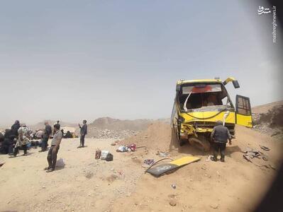 عکس/ ۲۷ مصدوم بر اثر واژگونی اتوبوس در یزد