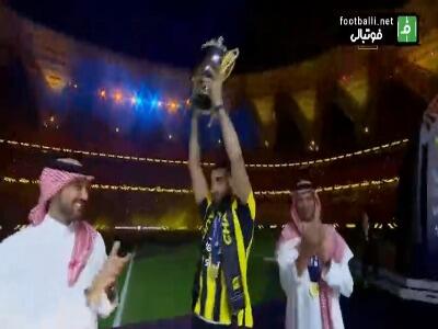 لحظه بالا بردن جام قهرمانی الاتحاد در لیگ عربستان