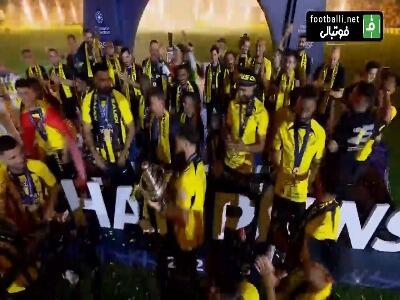 جام قهرمانی الاتحاد در لیگ عربستان در دستان کریم بنزما