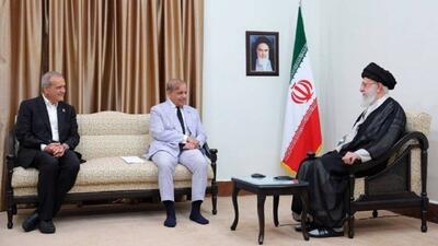 یک نکته ویژه از دیدار شهباز شریف با رهبر انقلاب/ اقدامی که نخست‌وزیر پاکستان در احترام به ایران و رهبری انجام داد
