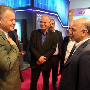بازدید مدیران ارشد اقتصادی از غرفه بیمه دی در نمایشگاه اینوکس مشهد | اقتصاد24