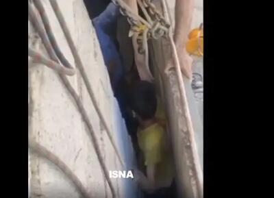 ویدئویی از لحظه نجات نوجوان تبریزی  که در میان دو دیوار گرفتارشده بود!