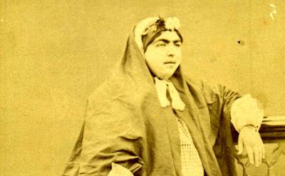 ورق پنهانی از تاریخ قاجار: تصویر نادر از دختر ناصرالدین شاه در کنار غلام آفریقایی‌اش چه رازهایی را فاش می‌کند؟