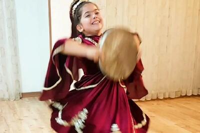 آواز شاد؛ ننه ووی آذربایجان وروجک قیزلری با لباس قجری چه رقصی میکنه ماشاالله