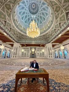 تصویری از رئیس‌جمهور در مسجد سلطان قابوسِ عمان