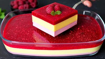 طرز تهیه دسر توت فرنگی قالبی مرطوب و لذیذ