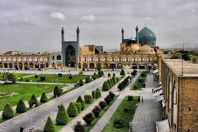 ببینید | آتش گرفتن یک درخت در میدان نقش جهان اصفهان