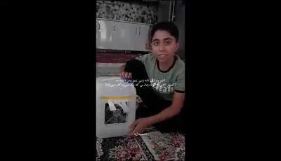 حرکت خلاقانه یک پسربچه بعد از قطع مداوم برق / خنک‌کننده دست‌ساز با دبه کولر آبی