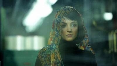 قاب جذابی از پشت‌صحنه گریم مهسا حجازی در سریال تاسیان با حضور بابک حمیدیان