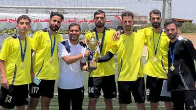 تیم فوتبال ۷ نفره استان قم جام قهرمانی را بالای سر برد