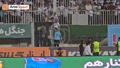 انتقال یکی از هواداران بد حال ملوان با آمبولانس به بیرون ورزشگاه