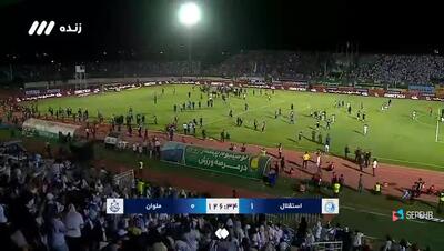 جشن و شادیِ استقلالی‌ها وسط زمین پس از قهرمانی در جام حذفی