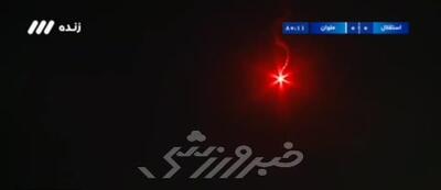 عبور شیء نورانی از بالای محل بازی استقلال در فینال