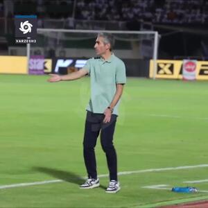 عصبانیت جباری از بازیکنان استقلال در جریان نیمه دوم