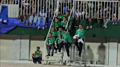 وضعیت عجیب نشستن عوامل اجرایی ورزشگاه اراک و هواداران استقلال!