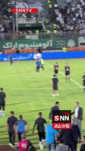تشویق زارع توسط هواداران ملوان پس از قهرمانی استقلال