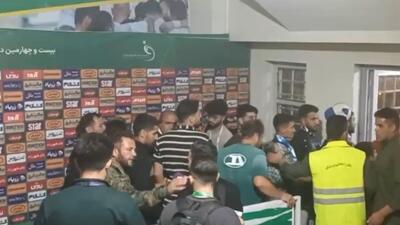 فرار بازیکنان استقلال از میکسدزون عجیب ورزشگاه اراک