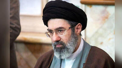 عکس چهره «سید مجتبی خامنه‌ای» در نوجوانی با لباس بسیج در جبهه ! / فرزند رهبری انقلاب در جبهه مثل همه رزمندگان !