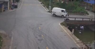 فیلم واکنش به موقع ترک نشین موتور از حادثه