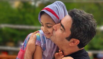 قاب عاشقانه منوچهر هادی و دخترش در آخرین روز مدرسه
