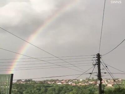 صحنه ای نادر از برخورد رعد و برق با رنگین کمان!