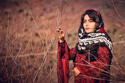 پیراهن آبیِ مهربان، بر تن روژان سریال نون خ خودنمایی کرد