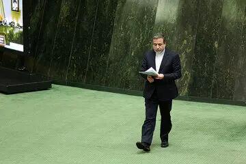 دست بی‌نمک عراقچی برای جبهه پایداری؛ تلاش وزیر امور خارجه برای آزادی قاسمیان و بی‌اعتنایی جبهه پایداری با احضار او به مجلس!