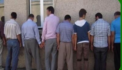 عاملان سنگ پرانی به کامیون های عبوری دستگیر شدند  