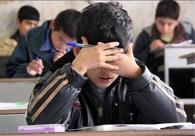 پاره کردن کتاب‌های درسی نتیجه بی‌انگیزگی و دلزدگی دانش‌آموزان + فیلم