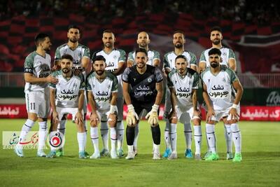 مهاجم ذوب آهن تمدید کرد