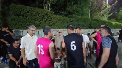 شوخی‌ هم بازی های اسبق مجتبی جباری با او در حاشیه تمرین تیم دهه ۶۰