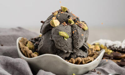 طرز تهیه بستنی سیاه با رنگ و طعمی بی‌نظیر و متفاوت