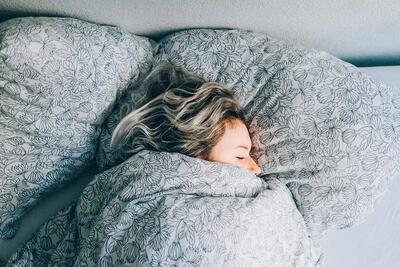 خوابیدن به این شکل باعث فشار به گردن و ستون فقرات و اختلال تنفس می‌شود