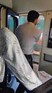 پرتاب جواز به قطار در حال حرکت / بازی با جان مأموران راه‌آهن در کرمان! + فیلم