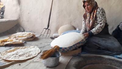 پخت نان محلی با دستان زنان روستای خورهشت+ فیلم