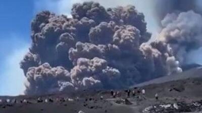 فوران آتشفشان و فرار گردشگران