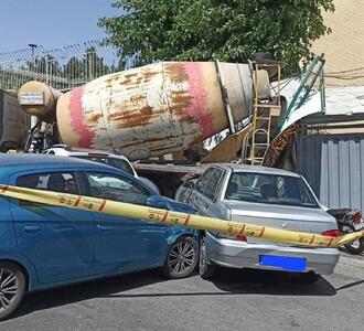 حادثه عجیب رانندگی در سعادت‌آباد؛ برخورد  ۳ خودرو با کامیون میکسر بتن