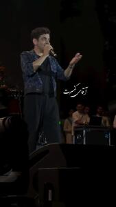 فیلم اولین کنسرت ابراهیم علیزاده با شاهکار آذری سنی دییلر منی دییلر ! / قدرت صدا در اجرای زنده اش محشر است ! + تغییر چهره اش را ببنید خوش تیپ و خوش لباس