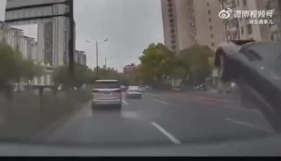 فیلم حادثه غیرمنتظره خودرو روی دریچه فاضلاب