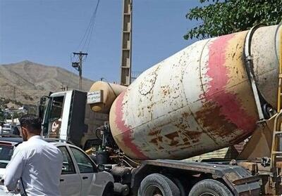 برخورد شدید میکسر بتن با ۳ خودرو و یک ساختمان در سعادت‌آباد