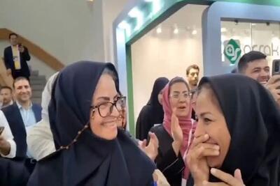 آواز شاد؛ تو کنگره پزشکی icu پزشک ارشد شروع میکنه به رقصدن فقط کل کشیدن پزشکای خانم