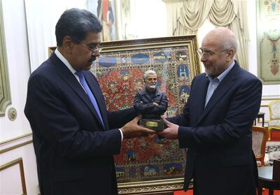 هدیه خانواده شهید حاج قاسم سلیمانی برای نیکولاس مادورو - تسنیم