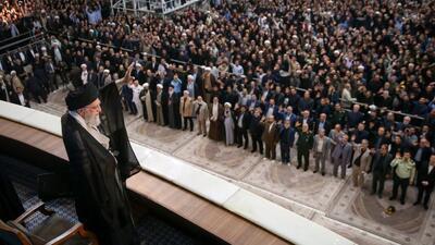 تصویری خاص از رهبر انقلاب در حرم امام