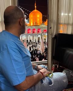 عکس احساسی مهران غفوریان روبروی پنچره فولاد/ زیارت قبول آقا مهران+ عکس