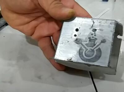 آموزش حکاکی لوگو و اسم روی فلزات با آب نمک و الکتریسیته / فیلم